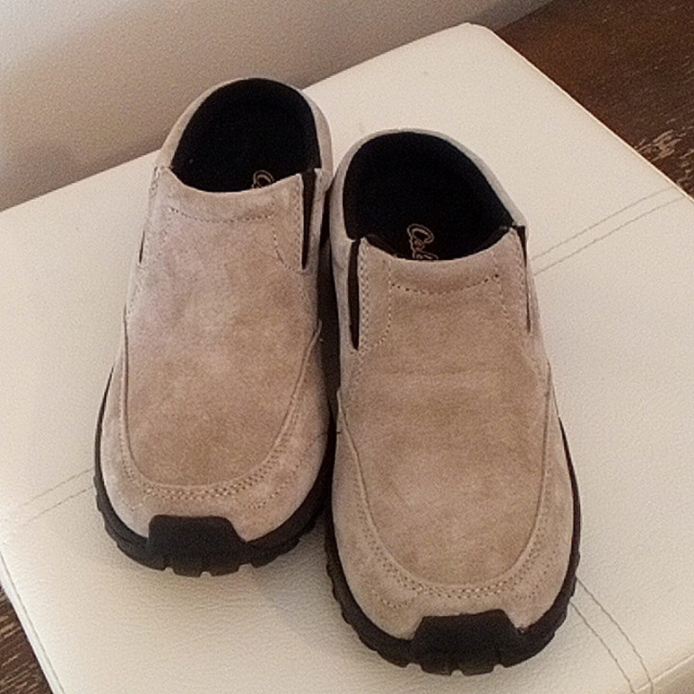 New size 6.5 Cabela's tan slip on